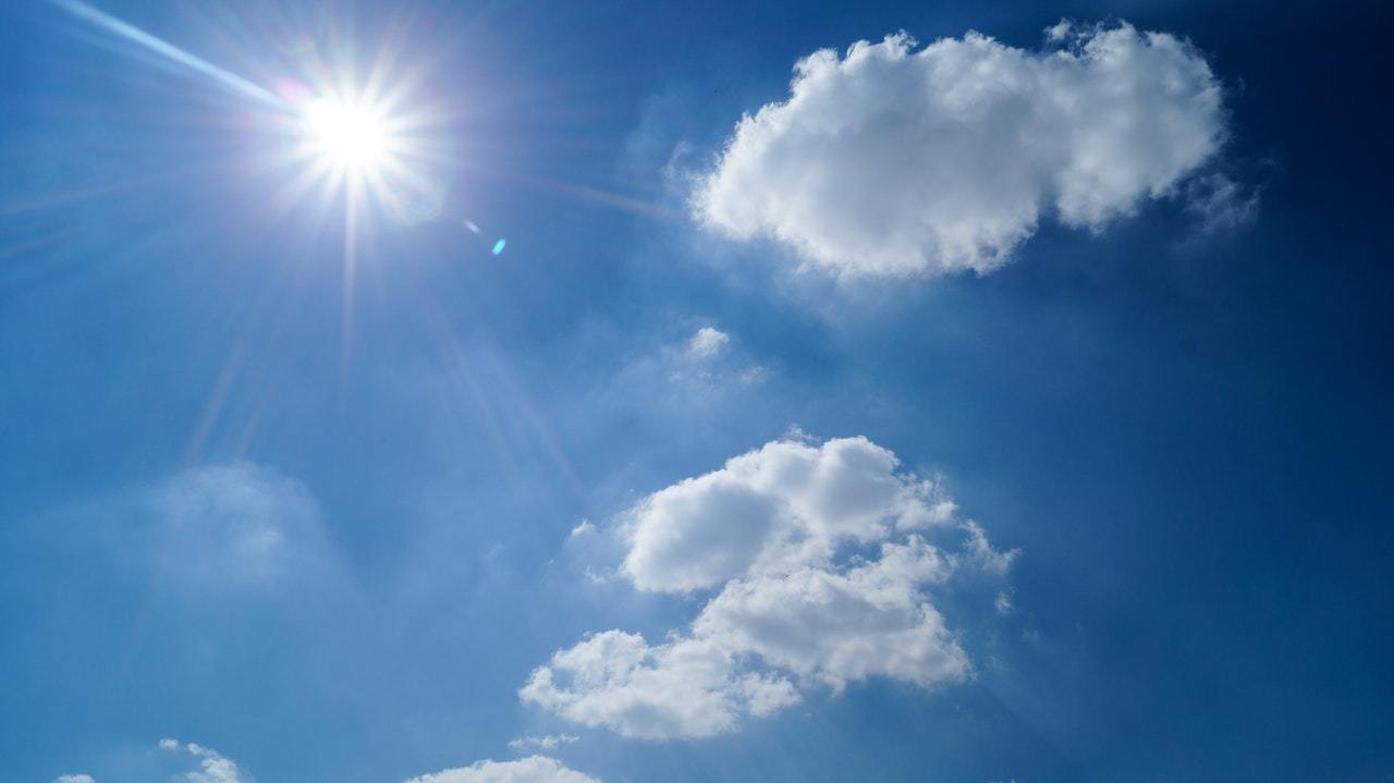 Imagem mostra céu azul na previsão do tempo spcom duas nuvens e sol ardente - previsão do tempo