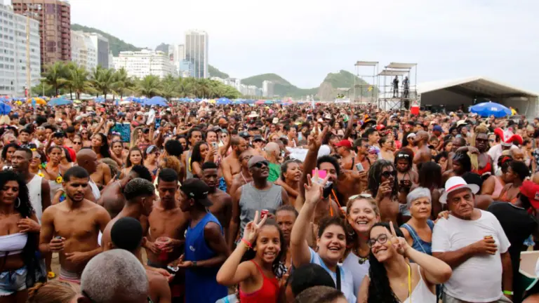 Rio de Janeiro terá carnaval em julho todos os anos