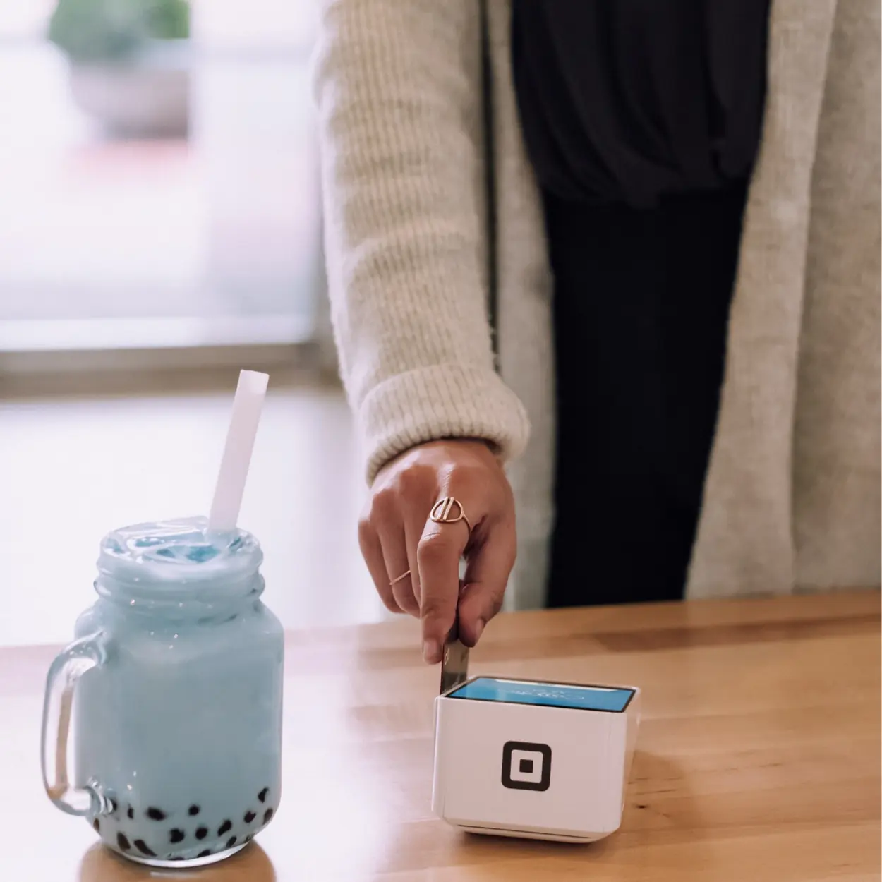 pessoa passando cartão de crédito sem anuidade