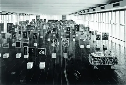 Cavaletes suspensos criados por Lina Bo Bardi, inspirados nos museus da Europa.