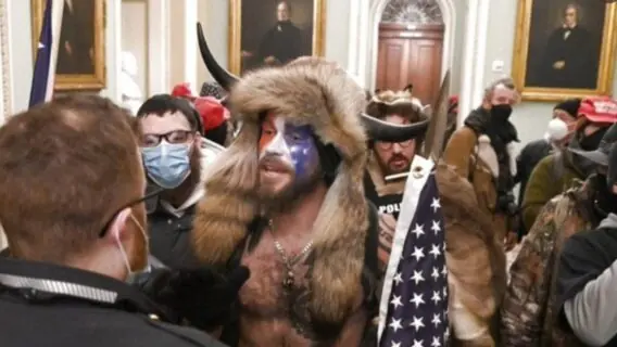 Quem é Jake Angeli, símbolo da invasão ao Capitólio e apoiador de Trump