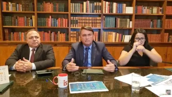 Bolsonaro diz que tomar sol e cloroquina previnem a Covid-19