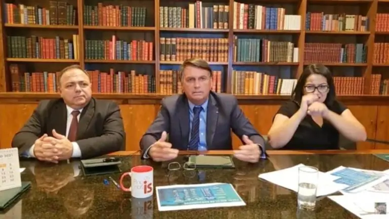 Bolsonaro diz que tomar sol e cloroquina previnem a Covid-19