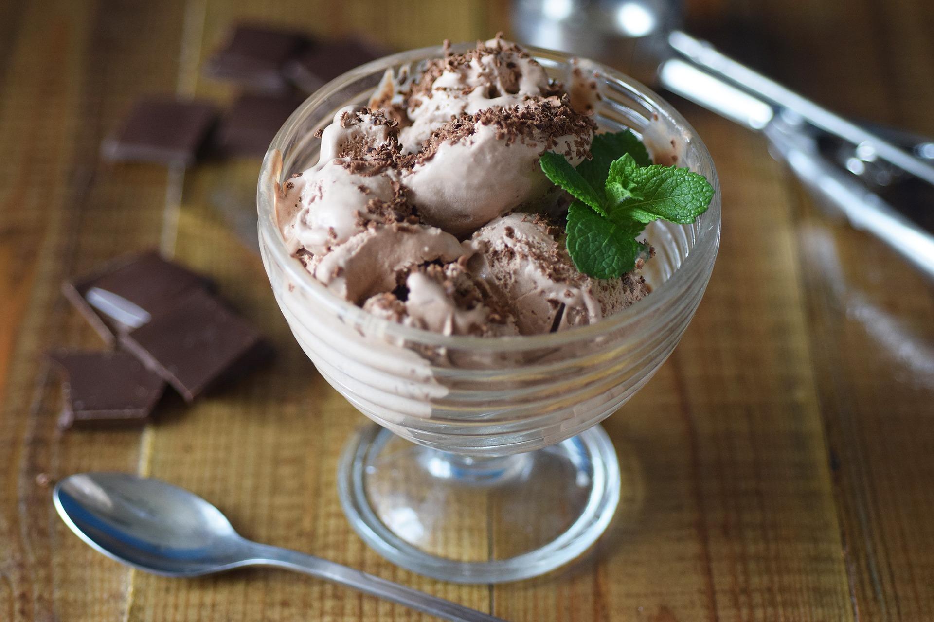 Imagem mostra sobremesa de verão - sorvete de chocolate