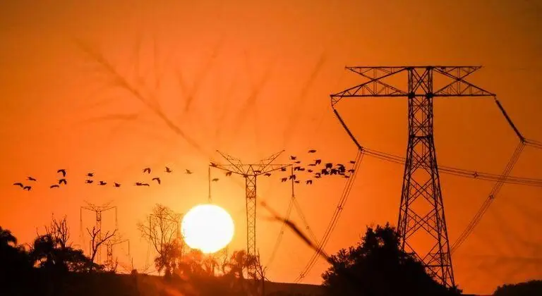 Conta de luz volta à bandeira amarela e fica mais barata