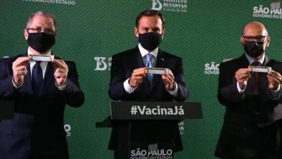 Bula da Coronavac é divulgada; saiba quem não pode tomar a vacina