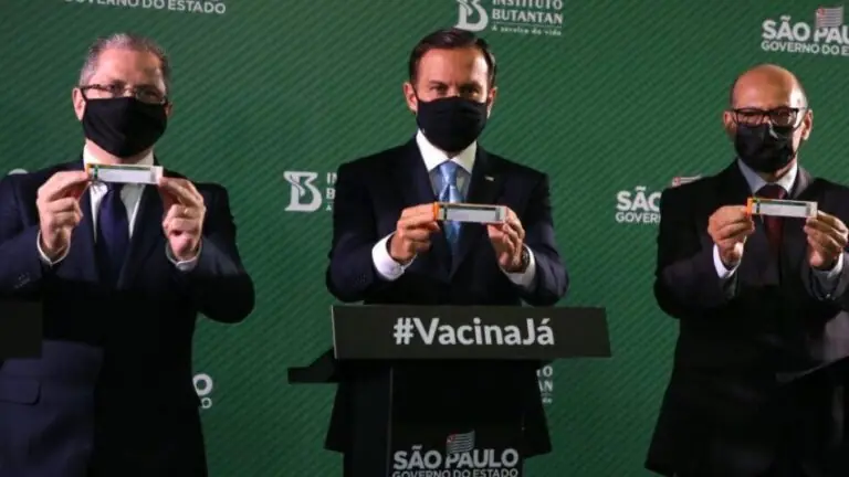 Bula da Coronavac é divulgada; saiba quem não pode tomar a vacina