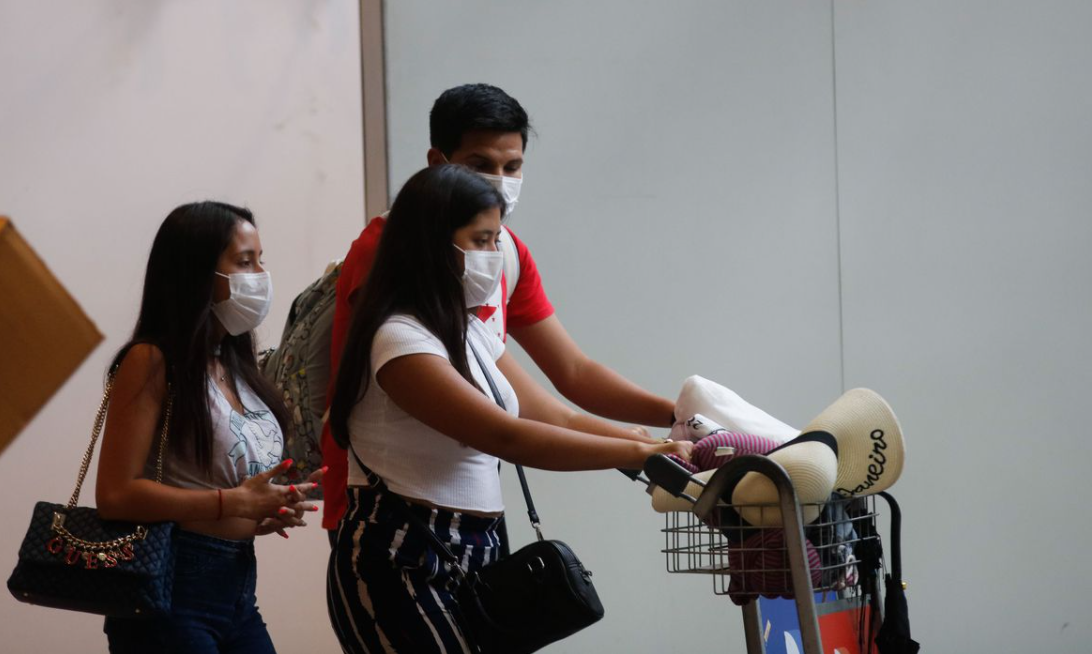 Imagem mostra pessoas usando máscaras de proteção por conta da pandemia da Covid-19, que afetou o PIB brasileiro em 2020