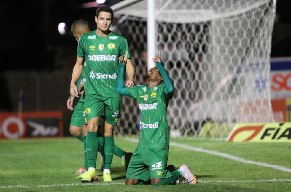 Cuiabá vence Paraná e fica a um empate do acesso à Série A