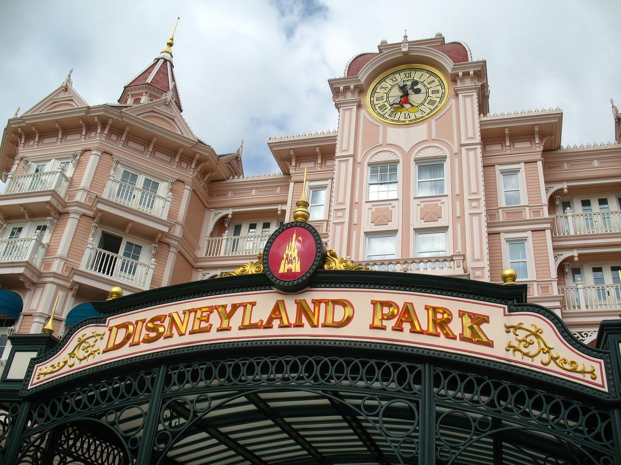 Foto da fachada do Disneyland Park que será local de vacinação em massa contra a covid-19 na Califórnia