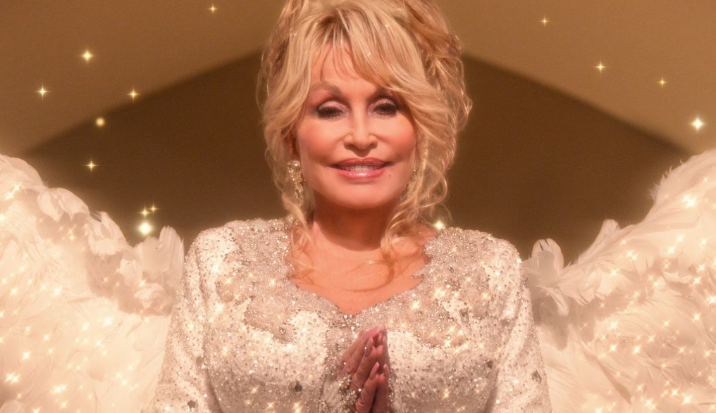 Foto da cantora Dolly Parton em matéria sobre pessoas pobres que ficaram ricas