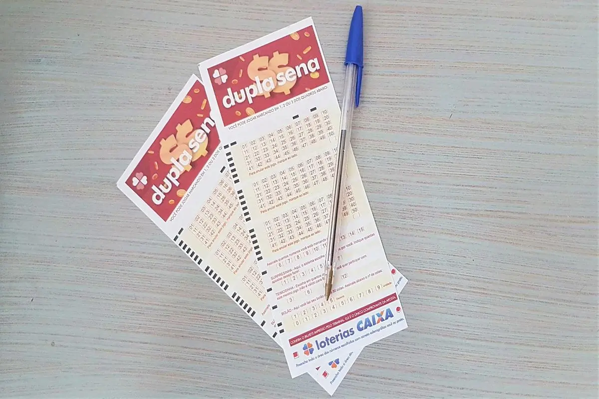 A imagem mostra volantes da Dupla Sena