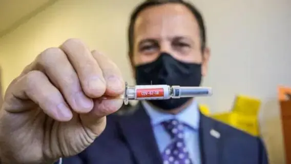 Se CoronaVac for aprovada, primeira pessoa toma vacina ainda hoje