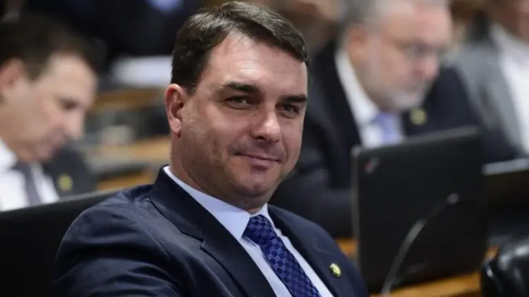 Flávio Bolsonaro será investigado por lavagem de dinheiro pelo MP