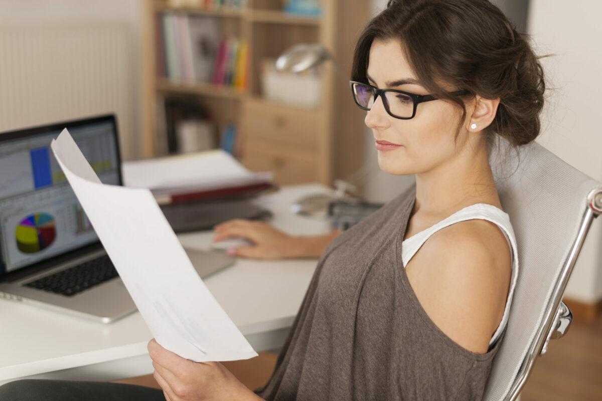 Mulher verificando as finanças.