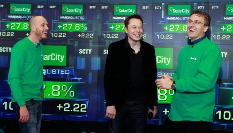 Imagem mostra Lyndon e Peter Rive em matéria sobre família de Elon Musk