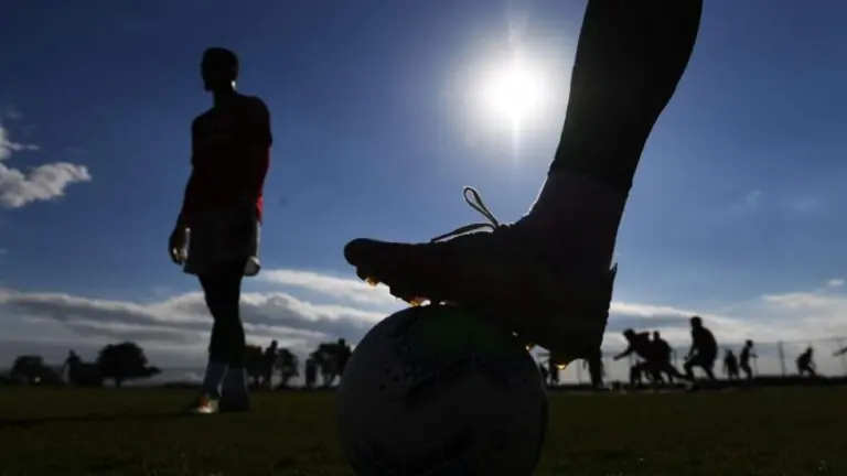 Jogos de hoje na TV: confira as partidas de futebol deste domingo (17)