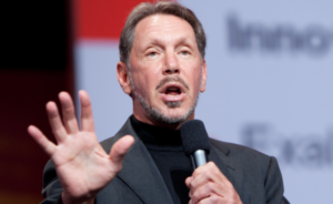 Foto do empresário Larry Ellison em matéria sobre pessoas pobres que ficaram ricas