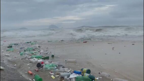 VÍDEO: praia de São Conrado registra ‘onda de lixo’ no Rio