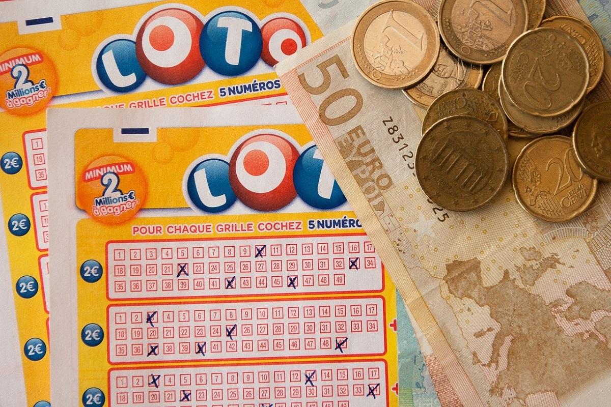 A imagem mostra uma cartela de loteria internacional e notas de euro