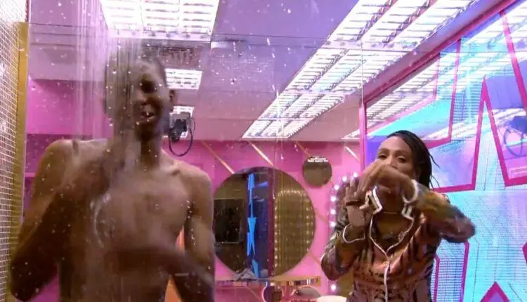 Lucas no chuveiro do BBB21