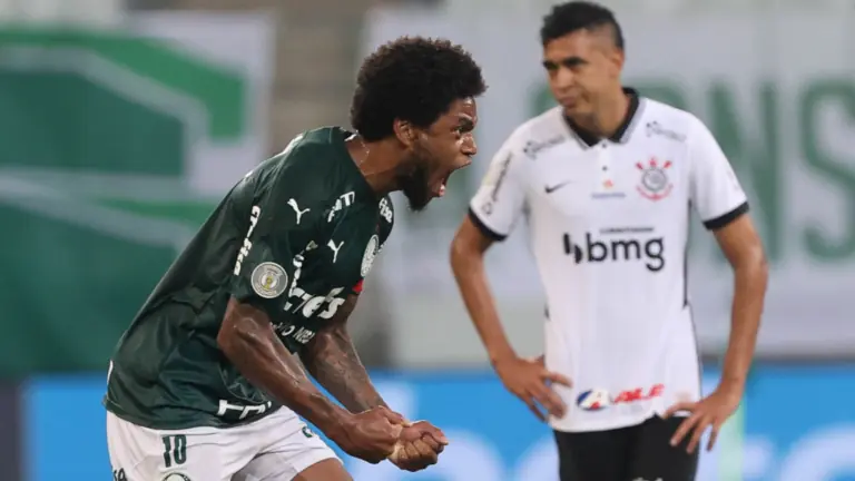 Palmeiras goleia Corinthians por 4 a 0 e cola no G-4 do Brasileirão