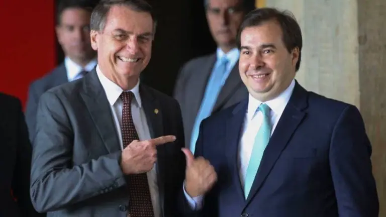Rodrigo Maia culpa Bolsonaro pelas 200 mil mortes por covid-19 no Brasil