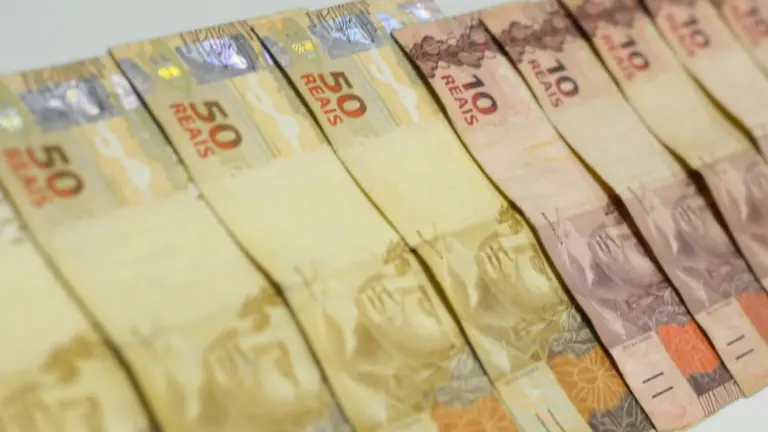 Maior do país: salário mínimo 2021 no Paraná é de R$ 1.696,20