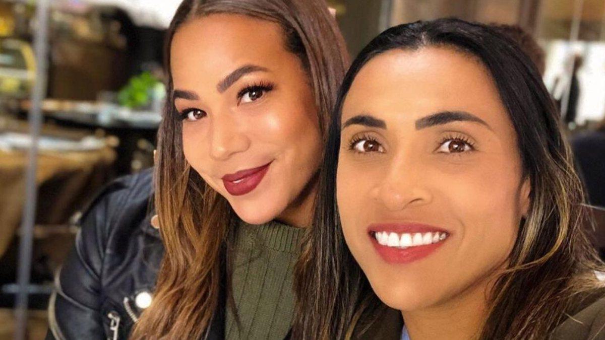 Marta está noiva de jogadora de futebol americana