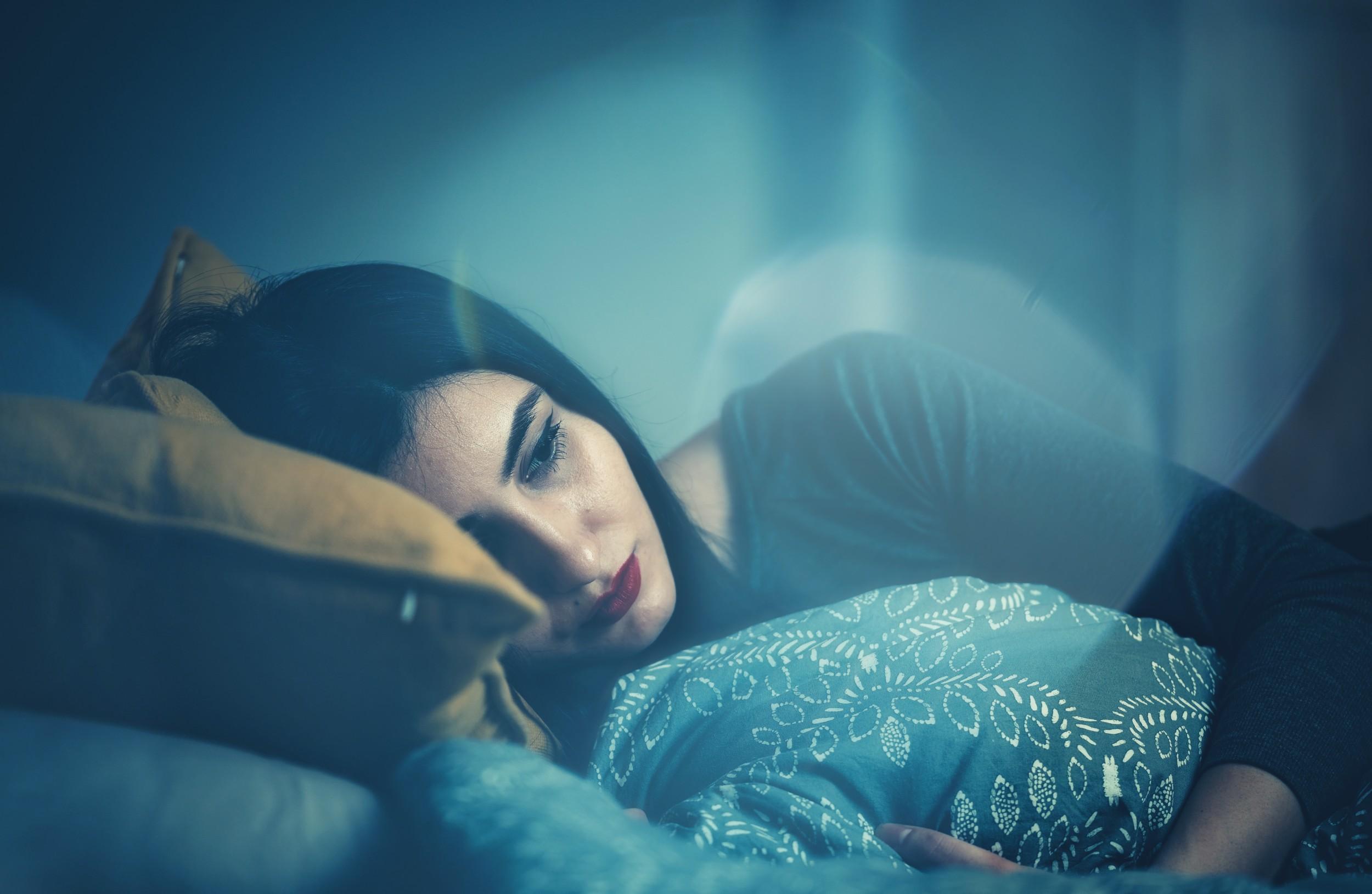 imagem mostra mulher melancólica em matéria sobre depressão sazonal e segunda mais triste do ano