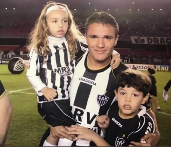 Na foto, Molinari ainda criança aparece ao lado do pai, Marinho