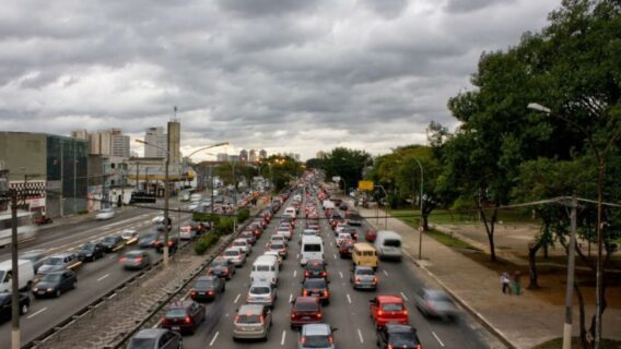 Rodízio de veículos está suspenso na capital de SP