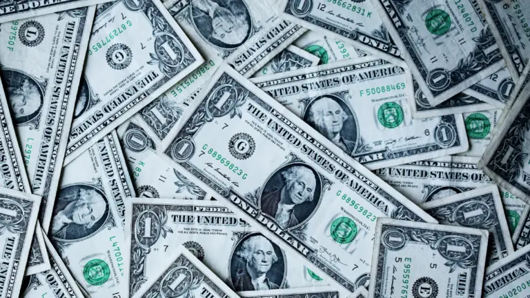 Entenda o pacote de estímulos de Joe Biden: por que ele influencia o dólar?