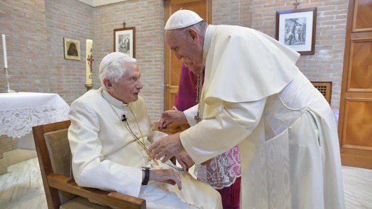 No Vaticano, Papa Francisco e Bento XVI são vacinados contra a Covid-19