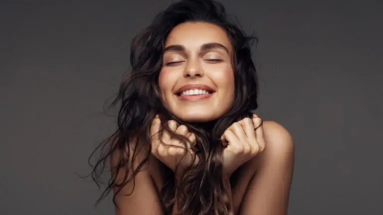 Peeling capilar ajuda a manter a saúde dos fios 