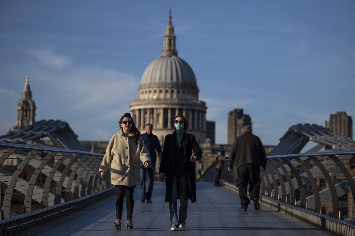 pessoas em Londres têm covid-19