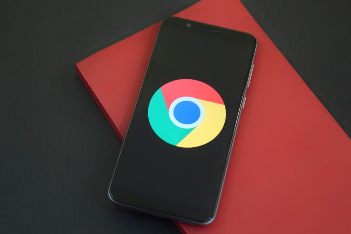 Celular com logo da google