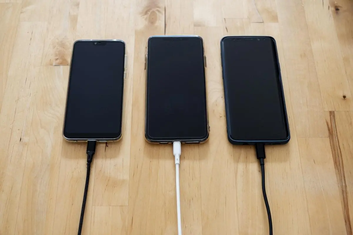 celulares carregando