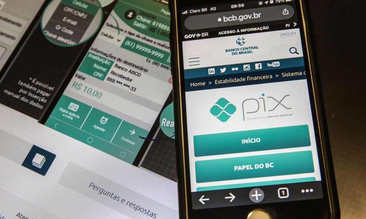 Foto mostra smartphone aberto em página informativa do PIX.
