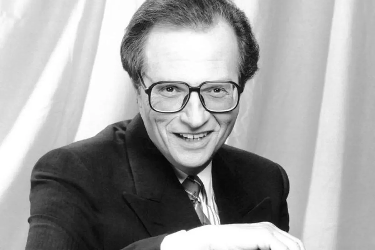 Imagem posada e preta e branca do jornalista Larry King