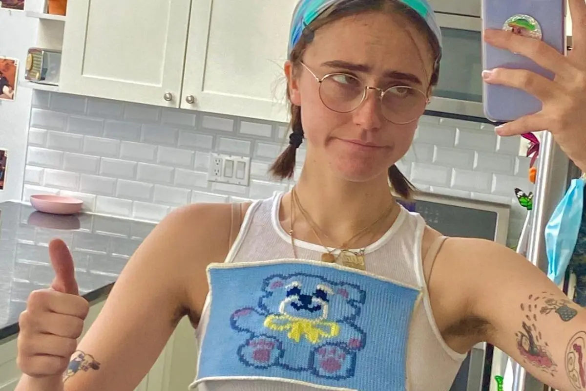 Na imagem, Ella Emhoff posa em frente ao espelho fazendo um sinal positivo com a mão