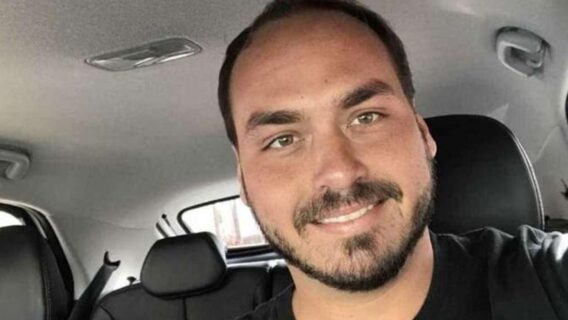 Carlos Bolsonaro abre queixa-crime contra Felipe Neto e Marquezine