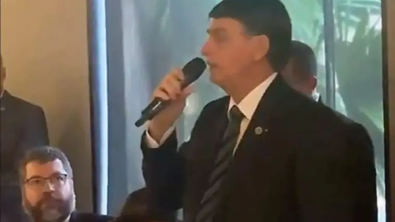 Bolsonaro xinga a imprensa após denúncia sobre leite condensado