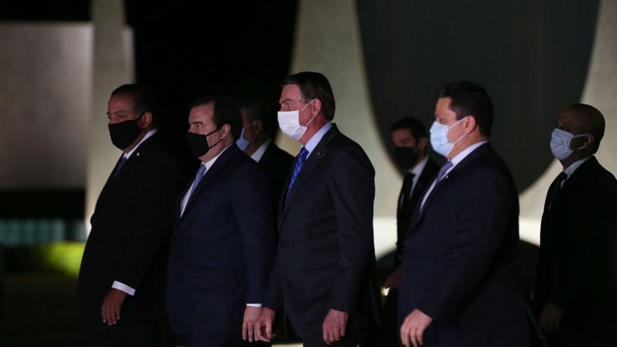 Imagem mostra, em ordem, Rodrigo Maia, Jair Bolsonaro e Davi Alcolumbre em frente ao Palácio da Alvorada