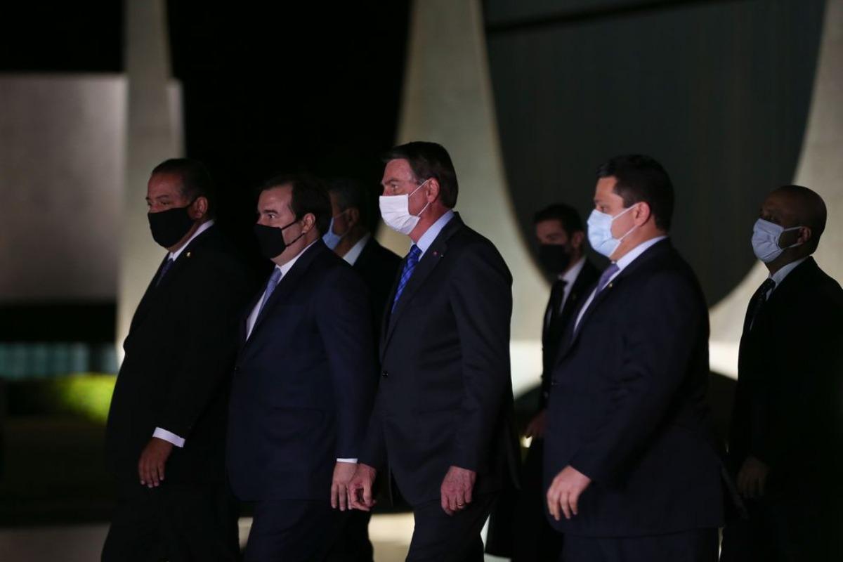 Imagem mostra, em ordem, Rodrigo Maia, Jair Bolsonaro e Davi Alcolumbre em frente ao Palácio da Alvorada