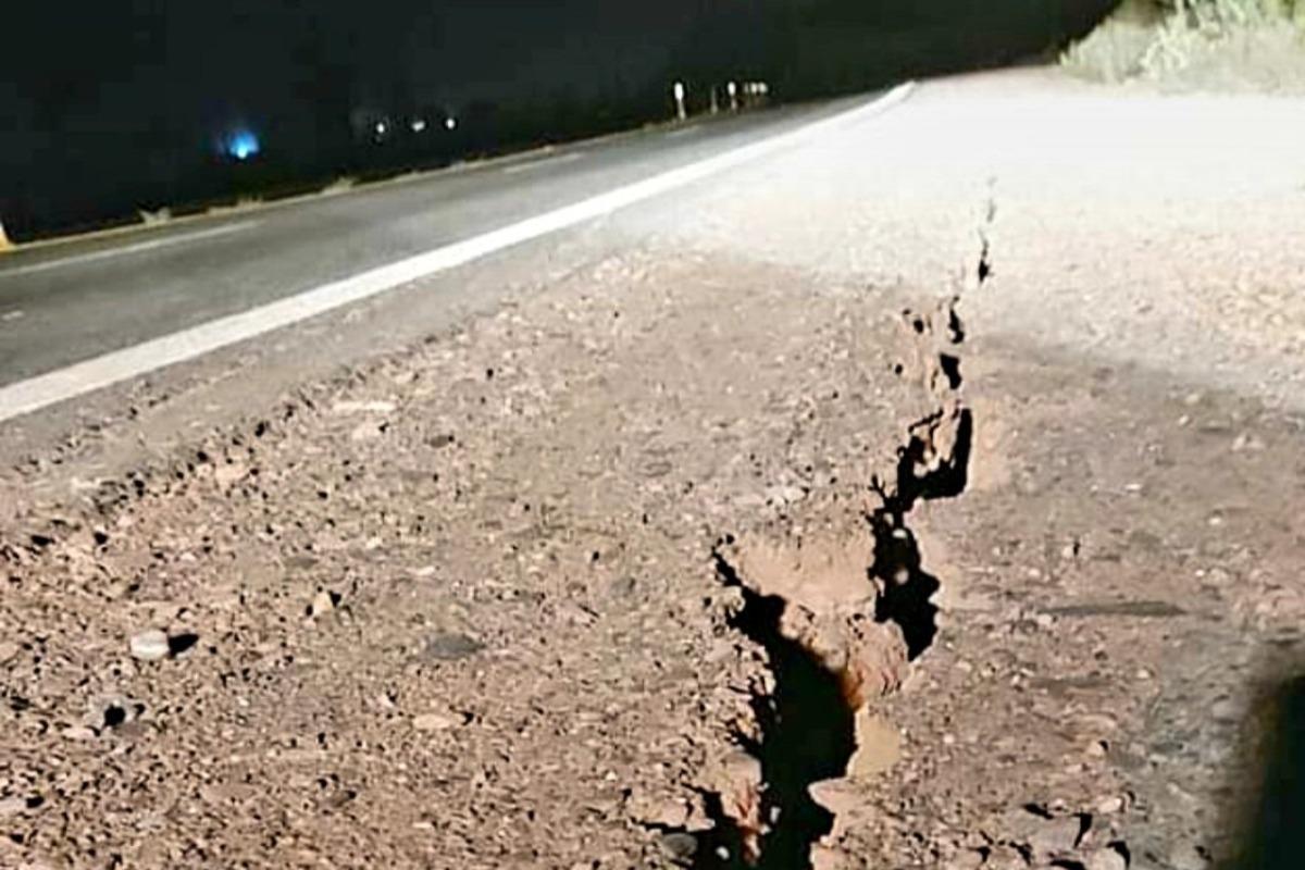 Imagem mostra uma cratera aberta no chão devido ao terromoto que atingiu a Argentina