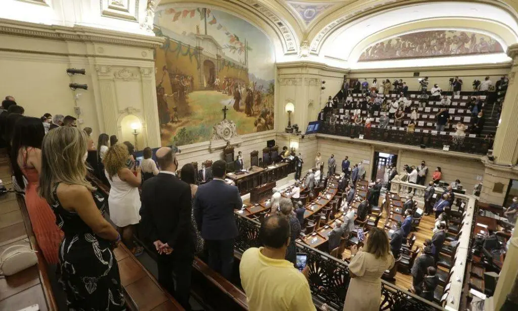 Pela terceira vez, Eduardo Paes toma posse como prefeito do Rio