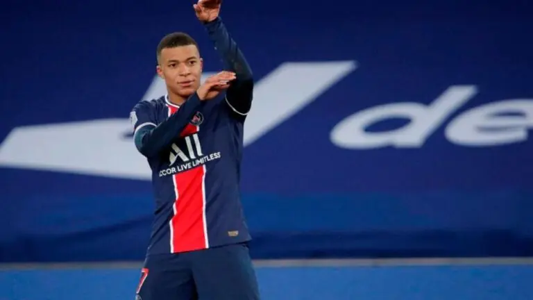 PSG confirma lesão de Mbappé e atacante vira dúvida para semifinal