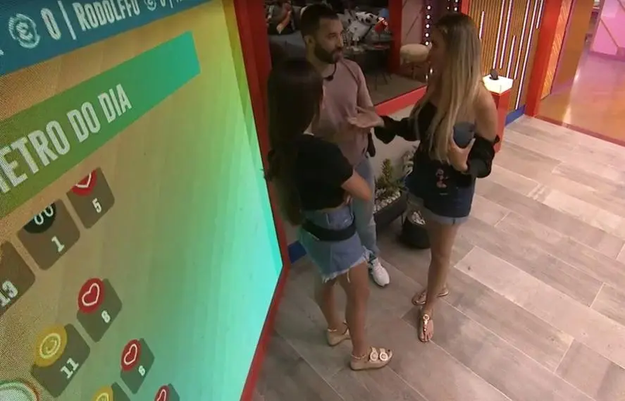 Imagem mostra brothers em frente ao queridômetro BBB21 -