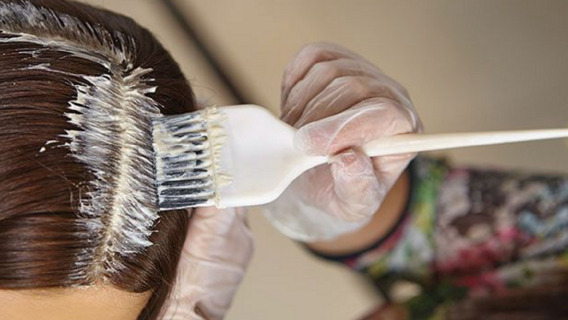 Retoque de raiz em casa: dicas, cuidados e passo a passo para fazer o seu